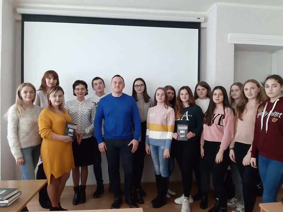 Викладачі й студенти факультету філології  і журналістики на зустрічі з відомим правником, адвокатом, письменником Андрієм Осіповим